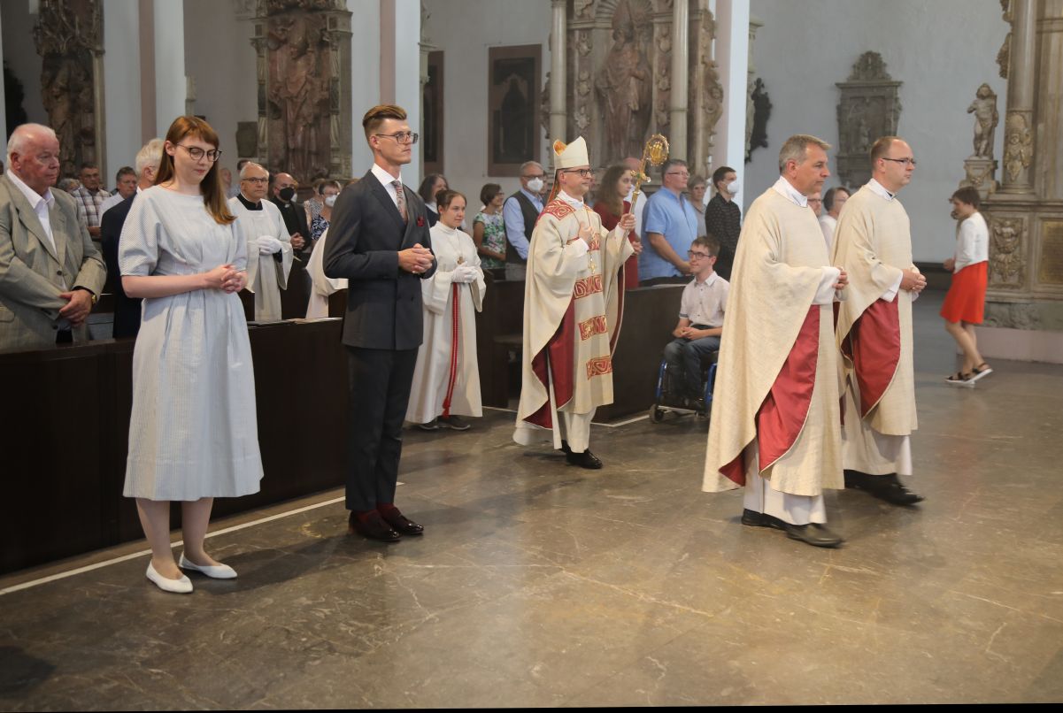 Bischof Dr. Franz Jung hat am Freitag, 15. Juli, vier Frauen und zwei Männer für den Dienst als Pastoralreferent*innen und Gemeindereferent*innen beauftragt. 