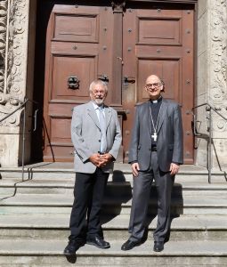 Bischof Dr. Franz Jung (rechts) und der Präsident des Oberlandesgerichts Lothar Schmitt vor dem Gebäude des Oberlandesgerichts Bamberg.