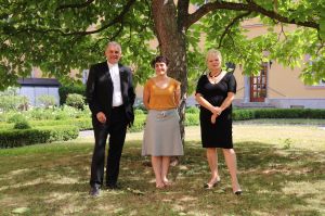 Von links: Regens Peter Göttke mit Anja Dürrnagel, Verwaltungsleiterin „Ausbildungszentrum & Priesterseminar“, und Geschäftsführerin Christiana Krauß-Schmidt. 