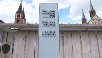 Das Studium "Theologie im Fernkurs" in Würzburg qualifiziert für die Ausbildung zum Ständigen Diakon.