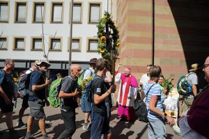 Weihbischof Ulrich Boom und Dompfarrer Domkapitular Stefan Gessner begrüßten die Kreuzbergwallfahrer an der Pforte des Kiliansdoms.