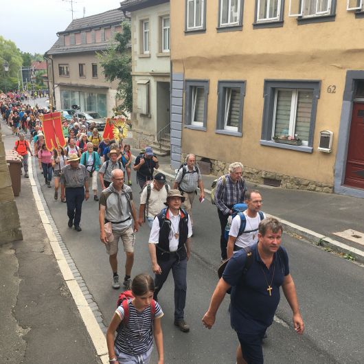 Ankunft in Arnstein zur Mittagsrast am ersten Tag: Bischof Dr. Franz Jung (2. Reihe links) nahm zum ersten Mal an der Würzburger Kreuzbergwallfahrt teil.