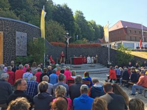 Bischof Dr. Franz Jung feierte das Wallfahrtsamt auf dem Kreuzberg am Montag, 22. August.