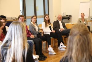 Wie ist es, eine Ausbildung beim Bistum Würzburg zu machen? Das wollte Bischof Dr. Franz Jung unter anderem von den jungen Menschen beim Begrüßungstag wissen.