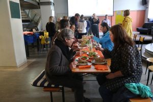 Rund 60 Personen haben das Angebot vom Umwelt-Audit-Team des Kilianeums-Haus der Jugend angenommen und sind zum Eat-In ins Café Dom@in gekommen.