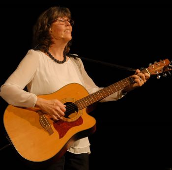 Bei einem Konzert im Würzburg Matthias-Ehrenfired-Haus stellte die christliche Liedermacherin Stefanie Schwab ihre neue CD "eingeladen" vor.