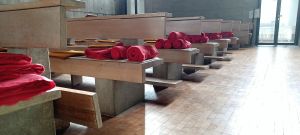 Eine Handlungsempfehlung ist, im Winter in den Gotteshäusern Decken und Kissen für die Gottesdienstbesucher bereitzustellen. Das Bild zeigt die Pfarrkirche "Zur Heiligen Familie" in Karlstadt (Landkreis Main-Spessart).