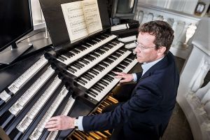 Domorganist Professor Stefan Schmidt an der Klais-Orgel des Würzburger Kiliansdoms.
