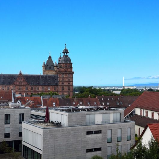 Zentral gelegen: Blick auf das Martinushaus vor dem Aschaffenburger Schloss.