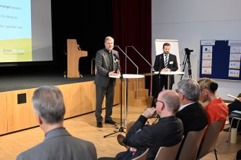 Beim Diözesanforum äußerte sich Generalvikar Dr. Jürgen Vorndran (Mitte) zur anonymen Onlineumfrage der Diözese Würzburg. Rechts Moderator Pastoralreferent Christof Gawronski.