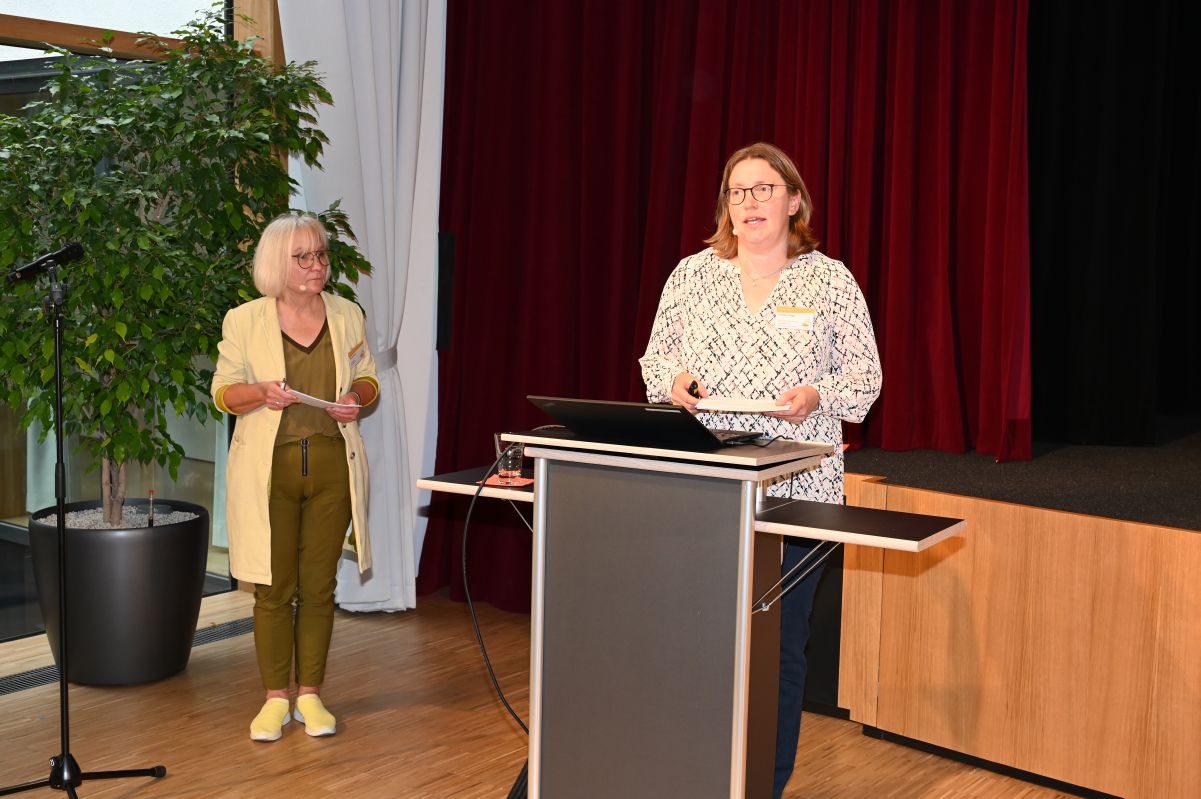 Beim Diözesanforum stellten die Pastoralreferentinnen Monika Albert (links) und Christine Steger vom Team „Gemeindeentwicklung und pastorale Konzeption“ die Ergebnisse einer anonymen Onlineumfrage der Diözese Würzburg vor.