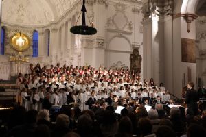 Unter dem Motto „Joy to the World!“ verbreiten die jungen Sängerinnen der Mädchenkantorei am Würzburger Dom bei ihrem Adventskonzert am dritten Adventssonntag, 11. Dezember, um 16 Uhr im Kiliansdom weihnachtliche Klänge. 