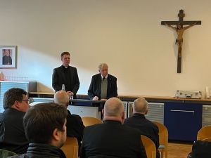 Prälat Professor em. Dr. Ludwig Mödl nahm in seinem Vortrag Bezug auf die Frage "Brauchen wir Priester?". Links Pfarrer Dr. Eugen Daigeler, Vorsitzender des Klerusvereins Würzburg.
