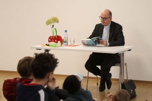 Vor 38 Drittklässlern der Grundschule Würzburg-Stadtmitte las Bischof Dr. Franz Jung aus dem Kinderkrimi „Der gefährliche Traum“ vor. 