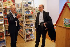 Bischof Dr. Franz Jung nutzte die Gelegenheit, um mit Jürgen Krückel, Leiter des Generationen-Zentrums Matthias Ehrenfried, die neuen Räume der Liborius-Wagner-Bücherei zu besichtigen.