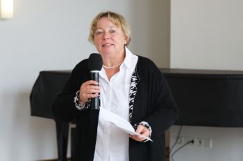 Vorsitzende Dorothea Weitz überbrachte im Namen der Mitarbeitervertretung (MAV) Glück- und Segenswünsche.