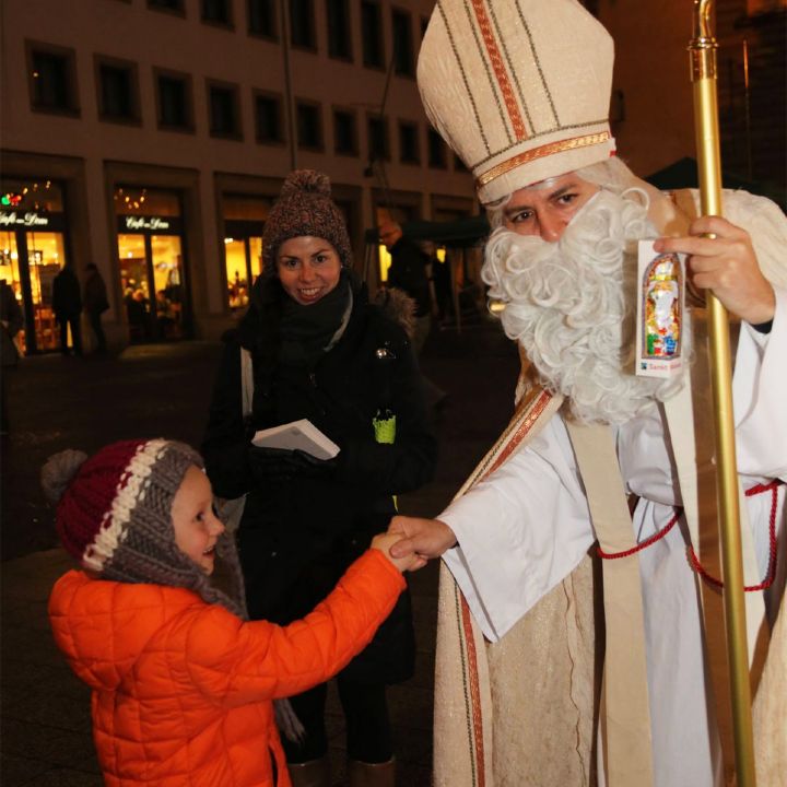 Am 6. Dezember zieht der heilige Bischof Nikolaus von Haus zu Haus, liest aus seinem goldenen Buch und beschenkt artige Kinder mit Leckereien aus seinem Nikolaussack.