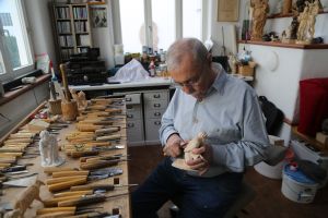 Der gelernte Holzbildhauer Günter Metz (80) hat seine Leidenschaft im Schnitzen von Krippen gefunden.