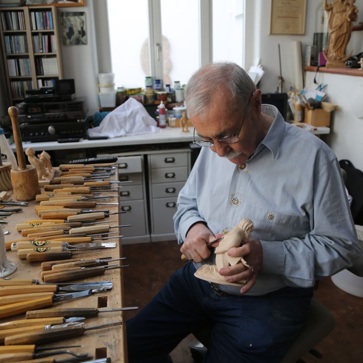 Der gelernte Holzbildhauer Günter Metz (80) hat seine Leidenschaft im Schnitzen von Krippen gefunden.