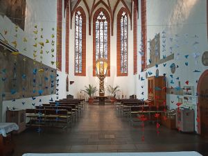 Rund 300 „Friedenstauben“ schweben in der Wallfahrtskirche „Maria im Grünen Tal“ in Retzbach. Seit Beginn des Kriegs in der Ukraine kommen Woche für Woche neue dazu.
