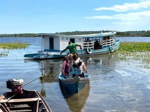 Mit dem Boot auf dem Amazonas unterwegs: Acht junge Menschen haben an einer zweiwöchigen Jugend-Partnerschaftsreise in das brasilianische Partnerbistum Óbidos teilgenommen.