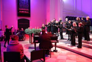 Unter der Leitung von Regine Schlereth gestalteten das Ensemble „Cantica“ und Hans-Bernhard Ruß (Orgel) die Andacht mit deutschen und englischen Weisen.