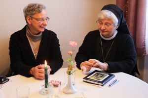 "Wir schenken einander Zeit." Generaloberin Schwester Rita-Maria Käß (rechts) und ihre Stellvertreterin Vikarin Schwester Angela Zehe erzählen, wie Weihnachten bei den Ritaschwestern gefeiert wird.