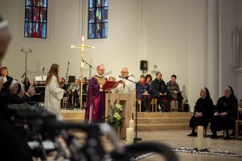 Bischof Dr. Franz Jung weihte den neuen Altar der Mutterhauskirche der Erlöserschwestern in Würzburg am vierten Adventssonntag, 18. Dezember.