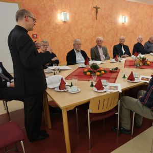 Eine vorweihnachtliche Andacht hat Bischof Dr. Franz Jung mit Ruhestandspriestern im Caritas-Seniorenzentrum Sankt Thekla in Würzburg gefeiert. Im Anschluss nahm er sich Zeit für persönliche Gespräche.