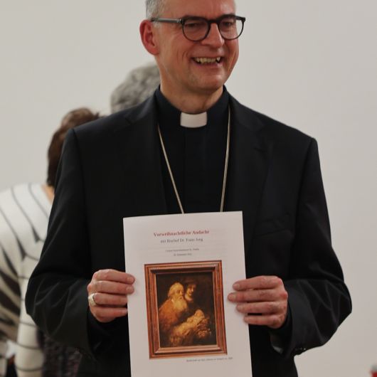 Eine vorweihnachtliche Andacht hat Bischof Dr. Franz Jung mit Ruhestandspriestern im Caritas-Seniorenzentrum Sankt Thekla in Würzburg gefeiert. Im Anschluss nahm er sich Zeit für persönliche Gespräche.