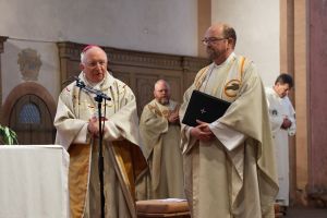 Weihbischof Ulrich Boom (links) und Pfarrer Sven Johannsen feierten einen Gottesdienst zum Abschied von den Dominikanerinnen.