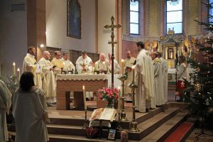 Weihbischof Ulrich Boom feiert einen Pontifikalgottesdienst zum Abschied der Dominikanerinnen aus Neustadt am Main.