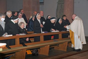 Weihbischof Ulrich Boom beim Friedensgruß mit den Schwestern.