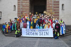 Beim Dankeschönfest für Sternsingergruppen aus der Diözese versammelten sich die Kinder und Jugendlichen mit Weihbischof Ulrich Boom (vorn rechts) vor dem Würzburger Dom zum Gruppenbild.