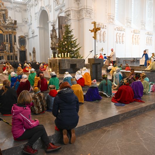 Beim Dankeschönfest für Sternsingergruppen aus der Diözese feierte Weihbischof Ulrich Boom mit den Gästen eine Wort-Gottes-Feier im Würzburger Kiliansdom.