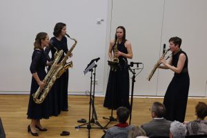 Für die musikalische Gestaltung sorgte das „Audax Saxophonquartett“ mit den vier jungen Saxophonistinnen (von rechts) Christina Bernard (Sopransaxophon), Ann-Kathrin Grammel (Altsaxophon), Annalena Neu (Tenorsaxophon) und Regina Reiter (Baritonsaxophon).