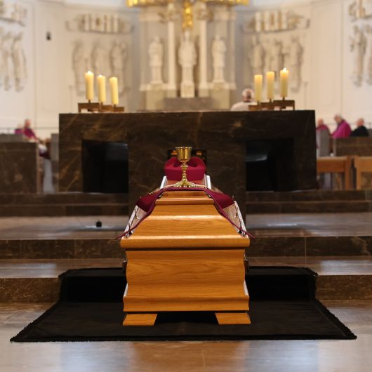 Der Sarg mit dem Leichnam von Ehrendomherr Prälat Dieter Hömer war beim Pontifikalrequiem im Würzburger Kiliansdom vor dem Altar aufgebahrt.