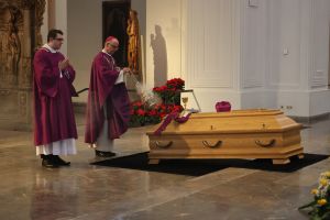 Der Leichnam von Ehrendomherr Prälat Dieter Hömer ist im Anschluss an ein Pontifikalrequiem im Würzburger Kiliansdom am Donnerstag, 19. Januar, im Domkreuzgang beigesetzt worden.
