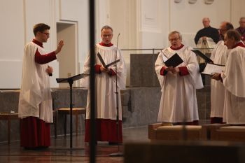 Die Choralschola sang unter der Leitung vom Domkapellmeister Alexander Rüth (links).