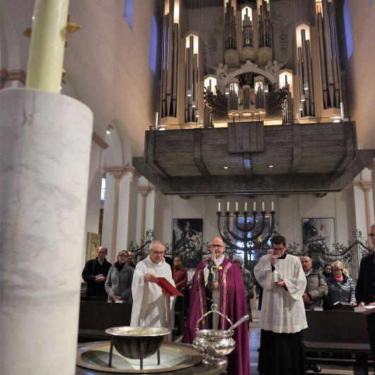 Sechs Frauen und zwei Männer hat Bischof Dr. Franz Jung am Sonntag, 22. Januar, im Würzburger Kiliansdom als ehrenamtliche Begräbnisleiterinnen und -leiter beauftragt.