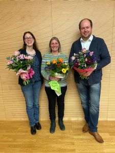 Blumen gab es für die scheidenden Gesamtsprecher:innen (von links): Katrin Fuchs, Katja Roth und Sebastian Volk. Sie kandidierten nach zwei Amtszeiten nicht mehr. 