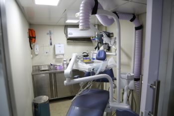 Zahnärztlicher Behandlungsraum auf dem Krankenhausschiff "Papa Francisco".