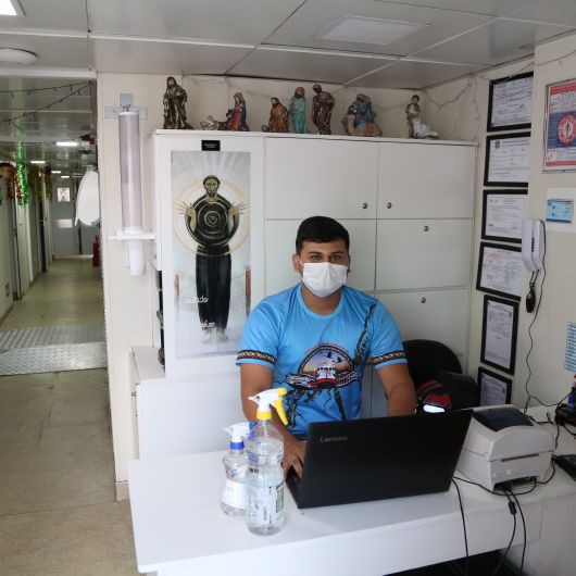 Ein Mitarbeiter des Krankenhausschiffes "Papa Francisco" an der Anmeldung. Hier werden Kranken empfangen und registriert.