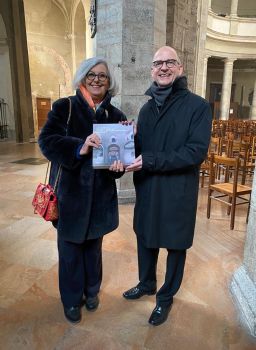 Architektin Antonella Rinaldi leitete von kommunaler Seite die Renovierungsarbeiten an der Aquilinuskapelle in San Lorenzo Maggiore. Sie führte die Würzburger Delegation durch die Kapelle und überreichte anschließend den Band mit der Dokumentation der Arbeiten an Bischof Dr. Franz Jung. 