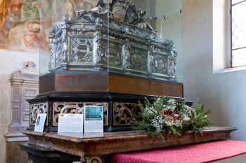 Das Grabmal mit dem unverwesten Leichnam des heiligen Aquilinus.