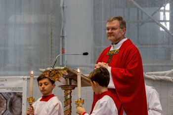 Bischof Dr. Franz Jung feierte am Festtag des heiligen Aquilin in der Basilika San Lorenzo eine heilige Messe. Aus Würzburg begleiteten ihn Generalvikar Dr. Jürgen Vorndran und Pfarrer Tobias Fuchs. 