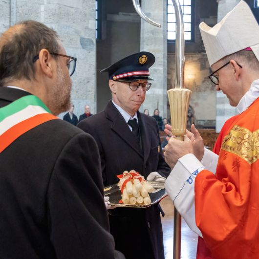 Assessore Marco Granelli (links) überreichte im Namen der Stadt Mailand beim Gottesdienst die jährliche Gabe von Kerzen für das Aquilinsgrab.