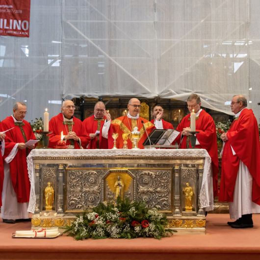 Bischof Dr. Franz Jung feierte am Festtag des heiligen Aquilin in der Basilika San Lorenzo eine heilige Messe. Aus Würzburg begleiteten ihn Generalvikar Dr. Jürgen Vorndran und Pfarrer Tobias Fuchs. 