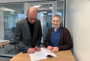 Dr. Stefan Meyer-Ahlen und Anna Stankiewicz bei der Unterzeichnung des Institutionellen Schutzkonzepts.
