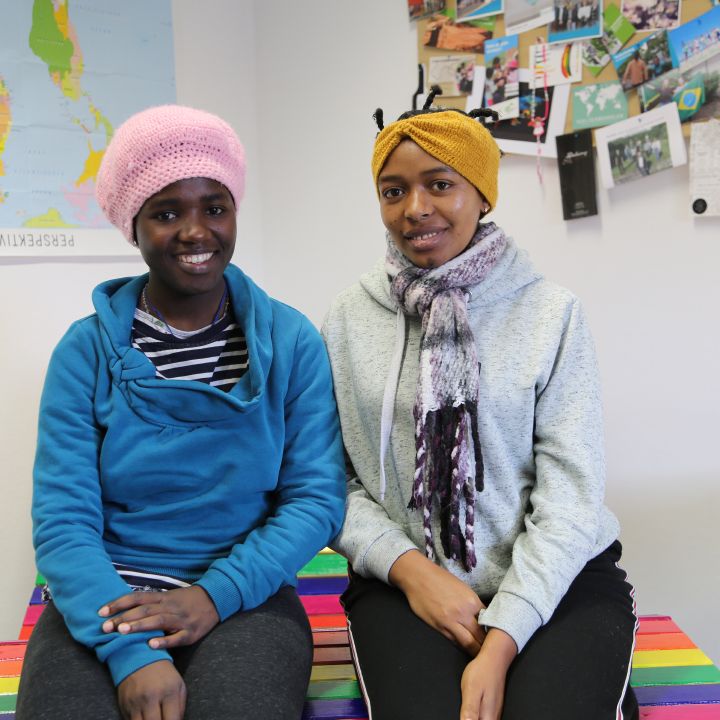 Witness Msemwa und Daphrosa Ndunguru (von links) blicken auf die Erlebnisse in ihren Freiwilligendiensten zurück.